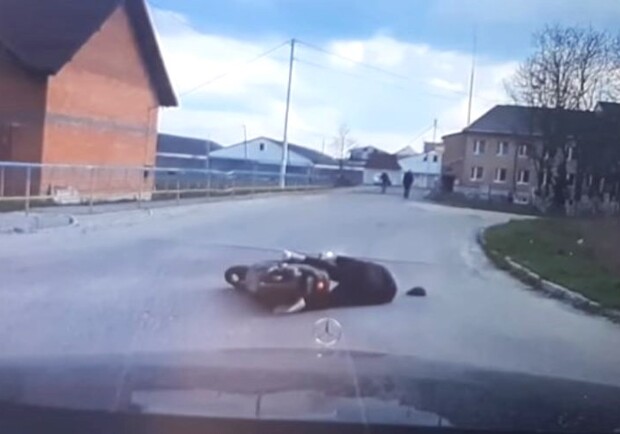 У Львові п’яний водій скутера впав серед проїзної частини. Фото: скріншот з відео