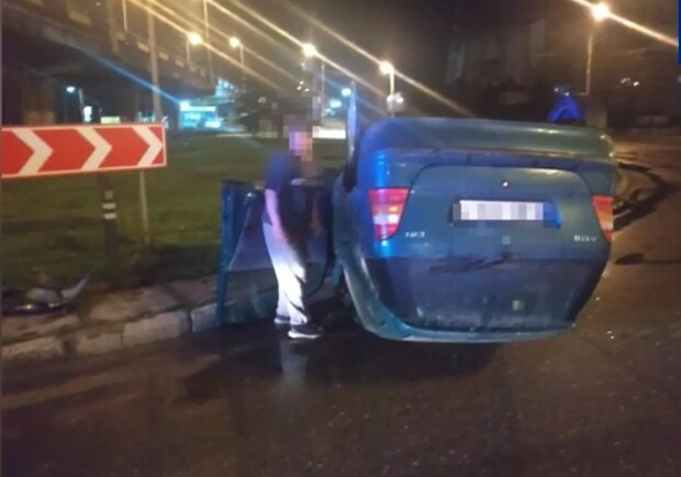 Вночі у Львові на кільці перекинувся автомобіль. Фото: поліції