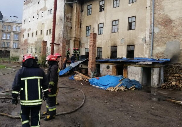 Пів сотні рятувальників гасили пожежу у львівському музеї. Фото: ГУ ДСНС