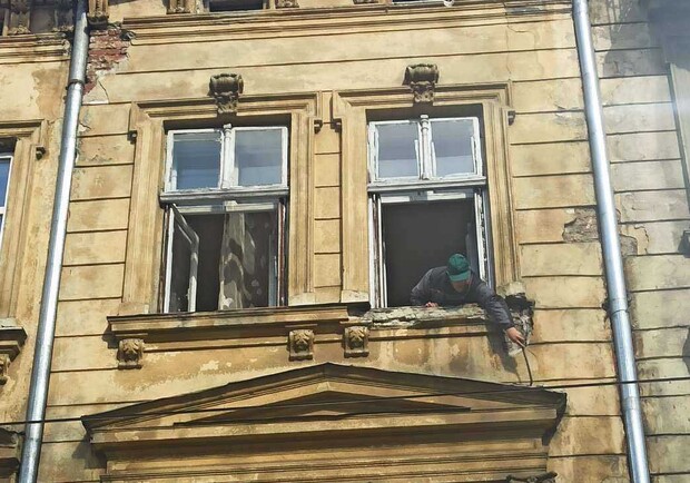 У Львові на вулиці Генерала Чупринки обвалився елемент фасаду. Фото: Гаряча лінія Львова