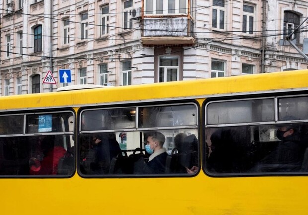 У Львові відновлять роботу трьох автобусних маршрутів. Фото: REUTERS/Gleb Garanich