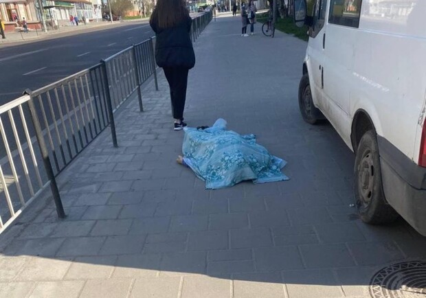У Львові серед вулиці померла людина. Фото: Варта1