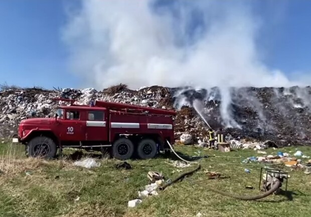 На території Бродівського сміттєзвалища спалахнула масштабна пожежа. Фото: скріншот з відео