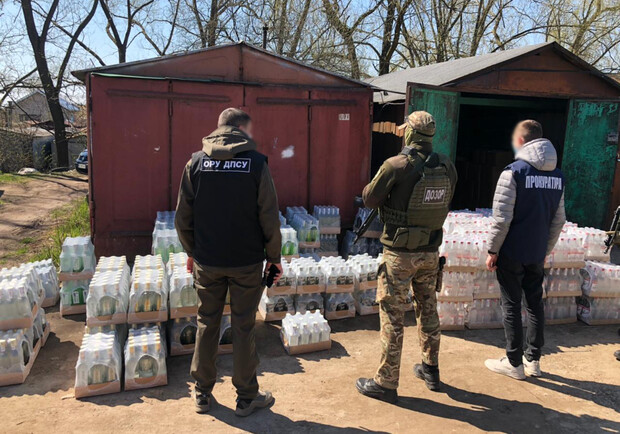 У львівському гаражі виявили більше двох тисяч пляшок підробленої горілки. Фото Держприкордонслужби