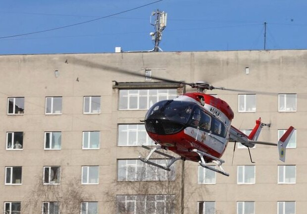 Медичний гелікоптер доправив до львівської лікарні 34-річного жителя Турки: що про нього відомо. Фото: Львівська міськрада.