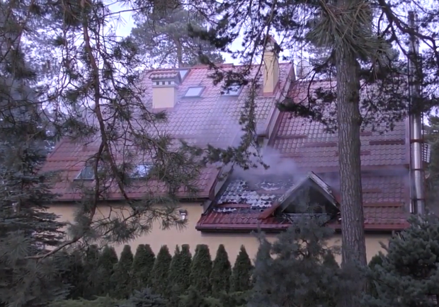 У Брюховичах загорівся будинок: відео. Фото: скріншот із відео.