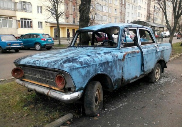 Коли з вулиць Львова зникнуть усі покинуті автомобілі. Фото: avtovesti.com (умовне)