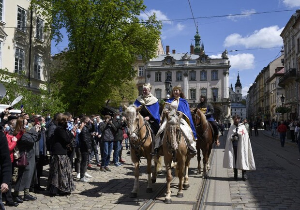 Львову – 765: на площі Ринок відбулась урочиста церемонія почесної варти. Фото: Львівська міська рада.