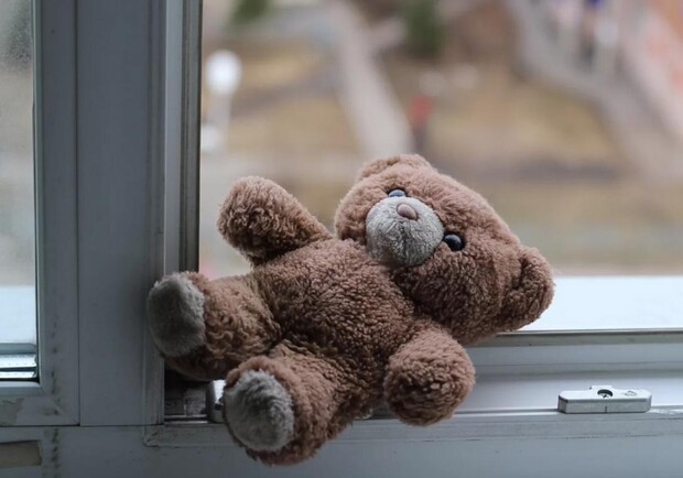 У Львові з вікна багатоповерхівки випала дитина. Фото: informator.ua