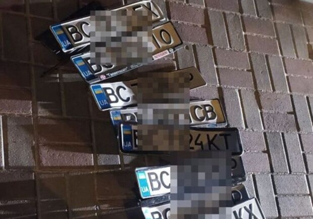 Патрульні затримали 16-річного львів'янина з колекцією автомобільних номерів. Фото поліції