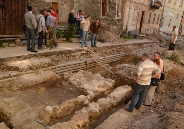 У Львові археологи виявили фрагмент оборонного муру. Фото Рятівної археологічної служби