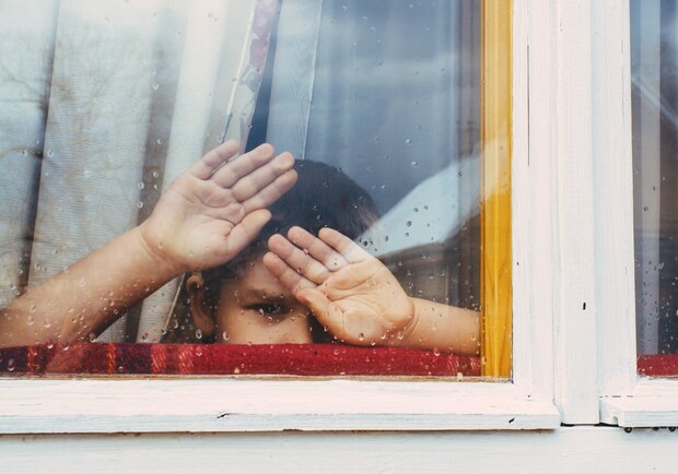 З'явилися подробиці про матір дворічної дівчинки, яка випала з вікна у Львові. Фото: pexels.com