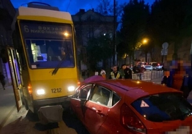 У Львові автомобіль затисло між двома трамваями. Фото: Патрульна поліція Львівщини