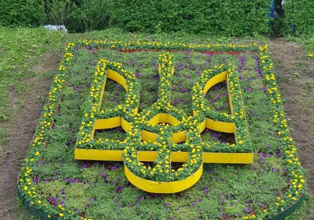 На Личаківській з'явився квітковий герб. Фото: Гаряча лінія міста Львова