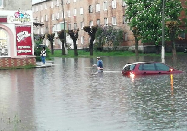 Через сильну зливу затопило Червоноград. Фото: Підслухано в Червонограді/Facebook