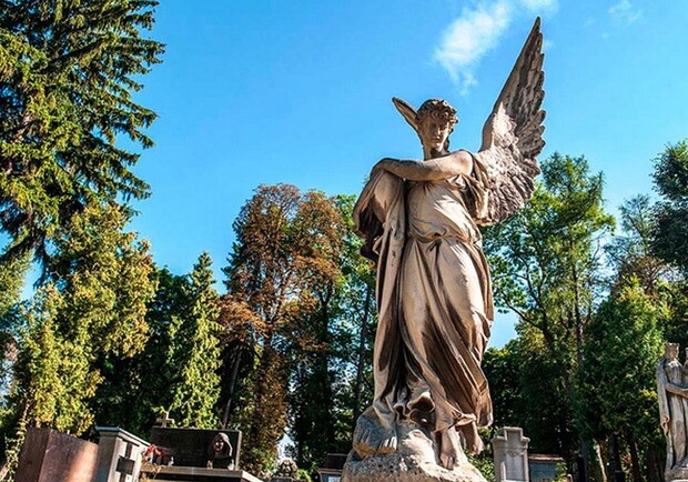 На чужому горі: на цвинтарі у Львові затримали крадійку квітів. Фото: anga.ua.