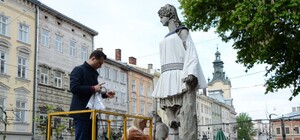 Фото дня: львівські статуї та скульптури вбрали у вишиванки