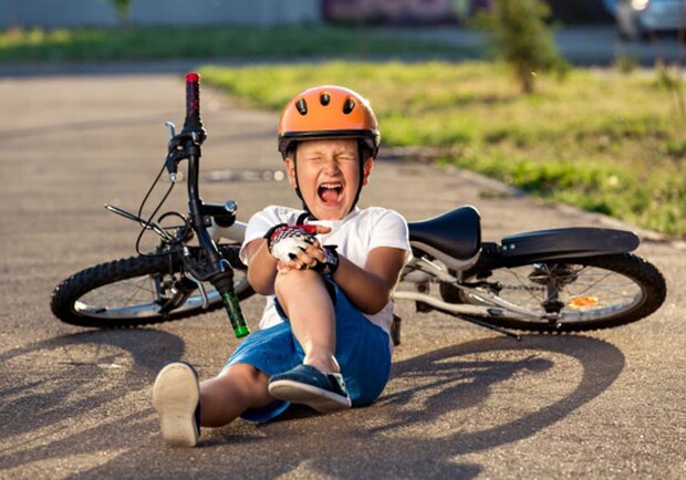 Львівські лікарі дістали зі стегна 12-річного хлопця кермо велосипеда. Фото: freepick (умовне)