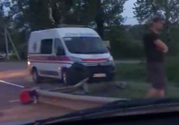 Біля Малехова автомобіль розтрощив відбійник і перекинувся у кювет. Фото: скріншот із відео.