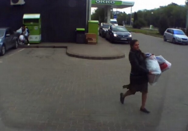 На що здатні жінки заради одягу: у мережу виклали відео зухвалої крадіжки у Львові. Фото: скріншот із відео.