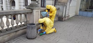 На Головному вокзалі у Львові помітили людей у скафандрах: що сталось