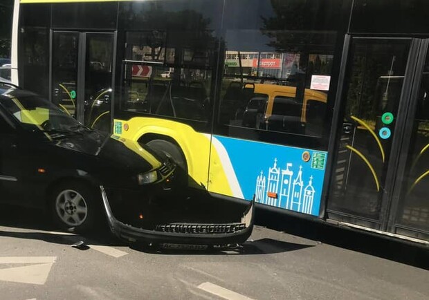 У Львові авто протаранило тролейбус. Фото: Ігор Зінкевич