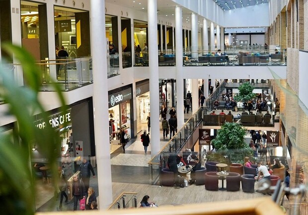 З торгово-розважального центру Forum Lviv у Львові евакуйовують людей. Фото: Forum Lviv