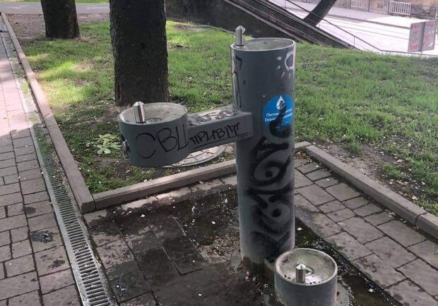 У центрі Львова біля Порохової вежі вандали пошкодили питний фонтан. Фото: "Зручне місто"