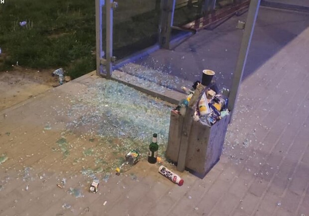 У Львові троє юнаків розтрощили автобусну зупинку. Фото: поліція