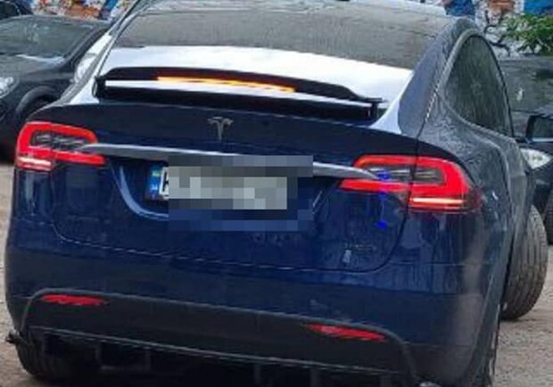 У центрі Львова 24-річна водійка автомобіля Tesla під дією наркотиків спричинила ДТП. Фото: поліція 