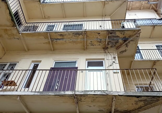 В центрі Львова на шматки розпадається аварійний балкон. Фото: Albert Szachajew 