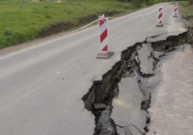 У Львівській області стався обвал нещодавно збудованої дороги. Фото: "Діло"
