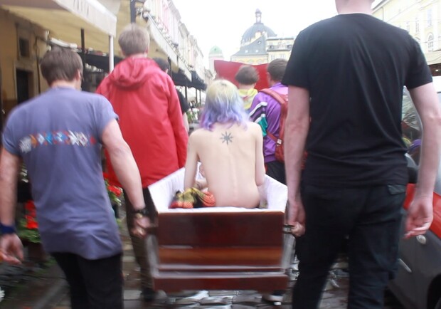 Навіщо львівськими вулицями носили в труні голу дівчину. Фото: Галерея Гангрена/Facebook