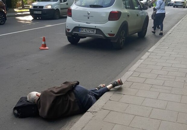 У Львові водійка збила чоловіка на пішохідному переході. Фото: PostChat