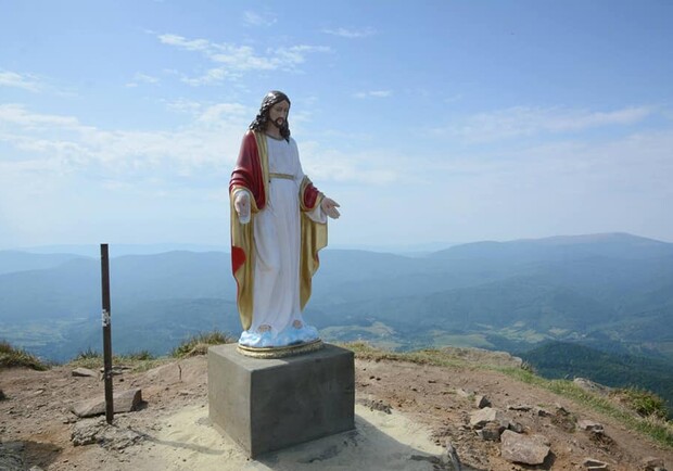 На найвищій горі Львівської області обвалилася статуя Ісуса Христа. Фото: Богдан Ільків.