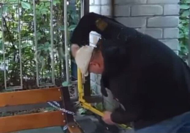 одну из украденных вчера на Шулявке скамеек, вернули на место 