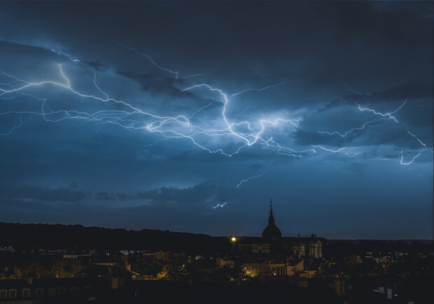 У Львові оголосили штормове попередження. Фото: unsplash.com (умовне)