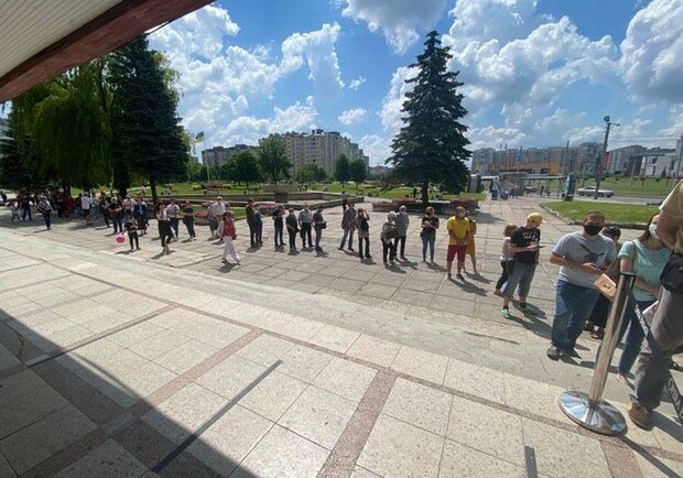 У Львові помітили довжелезні черги людей, які очікують на вакцинацію. Фото: Роман Балук