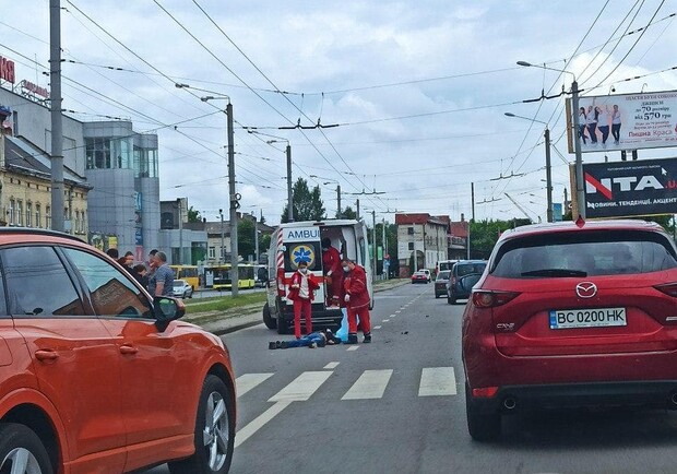 У Львові на вулиці Городоцькій автомобіль насмерть збив пішохода. Фото: Варта1
