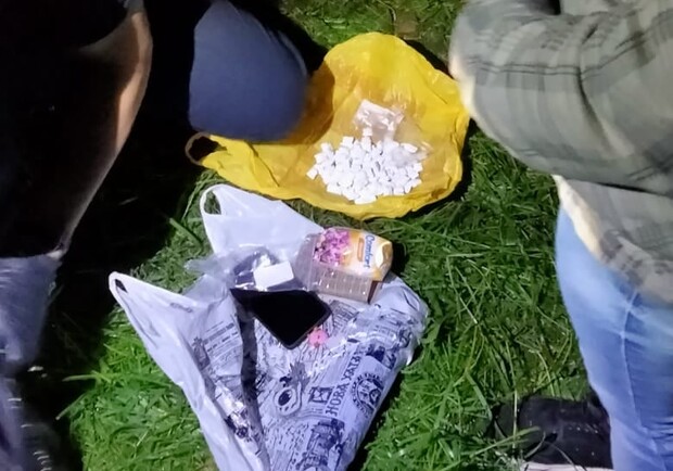У львівському парку затримали наркоторговців. Фото: поліція Львівщини