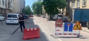 Серед дороги у Львові утворилося провалля: як об'їхати