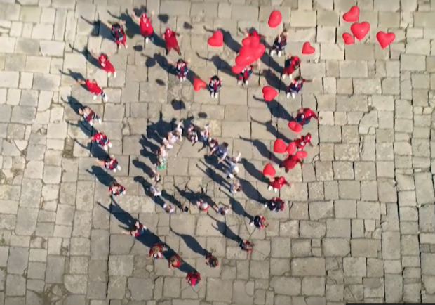 Відео дня: львівські медики взяли участь у танцювальному флешмобі. Фото: Скріншот із відео 