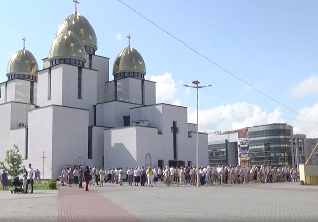 До Львова привезли мощі святого Івана Павла ІІ: утворилася велика черга. Фото: скріншот із відео.