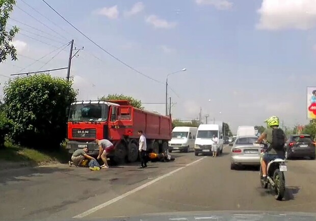 На вулиці Луганській у Львові загинув мотоцикліст. Фото: скрішот з відео