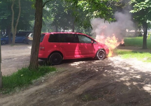На Сихові горіли два автомобілі. Фото поліції