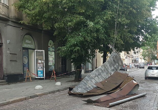 Сильна буря позривала дахи у Львові. Фото: Варта1