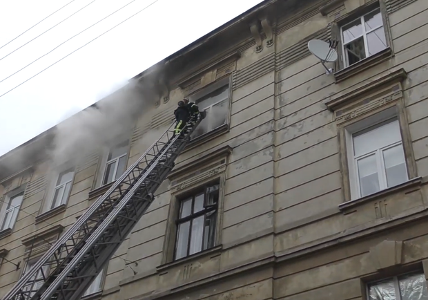 Під час пожежі в центрі Львова загинула пенсіонерка. Фото: скріншот з відео