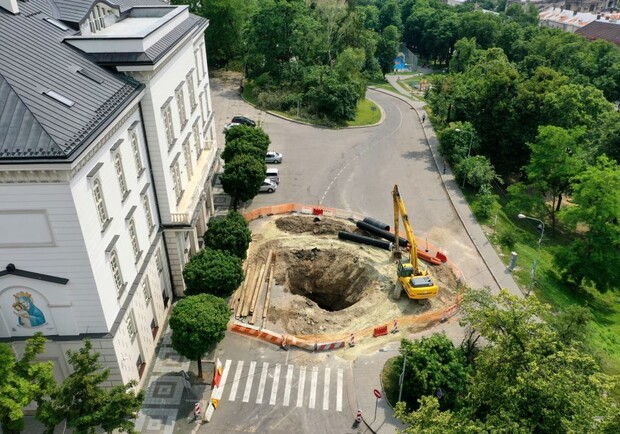 У центрі Львова серед дороги утворилося провалля. Фото: міськрада