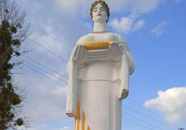 Краса — страшна сила: у селах біля Львова активісти розфарбовують занедбані пам’ятники. Фото: ГО "Твори Добро+".