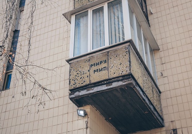 У Львові з вікна шостого поверху випала чотирирічна дитина. Фото: unsplash.com (умовне)